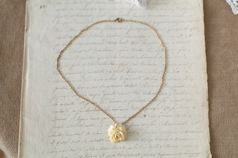 アイボリーローズペンダントネックレス　ヨーロッパ　アンティークストリュフ