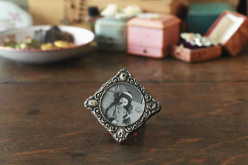 銀飾りの小さなフォトスタンド　イギリス　アンティークストリュフ