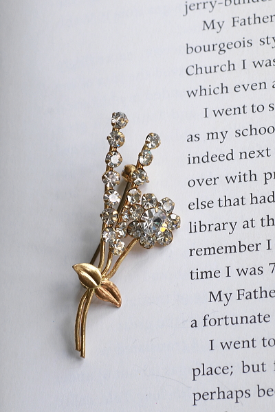 ラインストーンの花のブローチ　ヨーロッパ　アンティークストリュフ