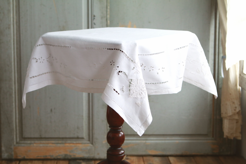 カットワークリネンスモールテーブルクロス　アンティークストリュフ