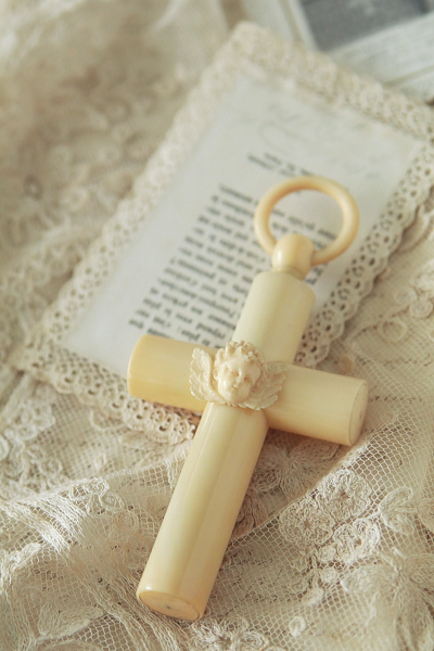 天使のゆりかごの十字架　象牙　アイボリー　フランス　アンティークストリュフ 20250620