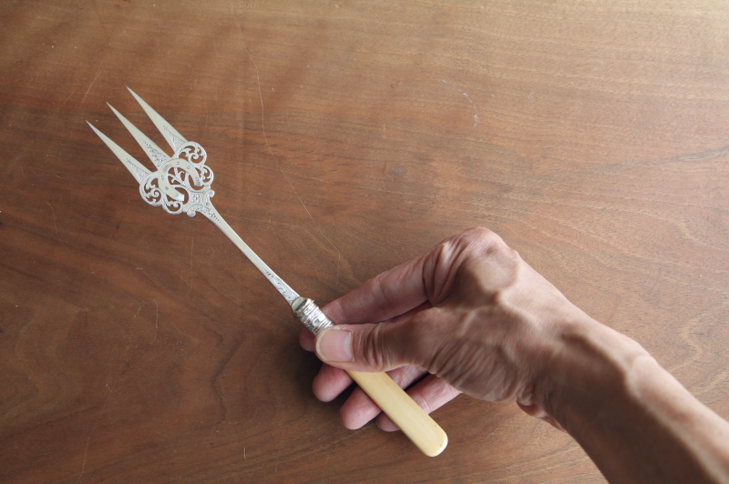ホースシューのブレッドフォーク　フルーツ柄のケーキナイフ　イギリス　アンティークストリュフ