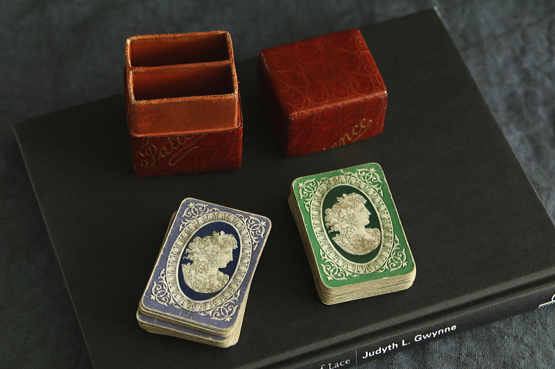 レザーケースのプレイングカード　トランプ　patience　イギリス　アンティークストリュフ
