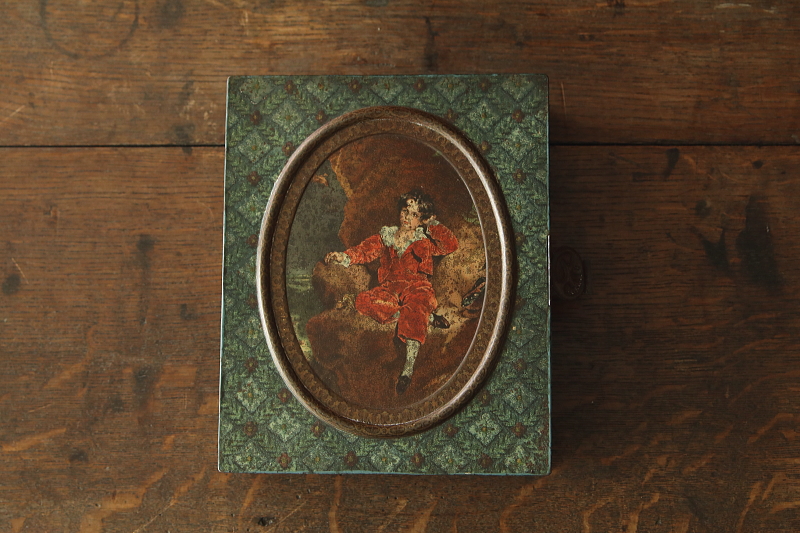 the red boyのビスケット缶　huntry and palmers イギリス　アンティークストリュフ