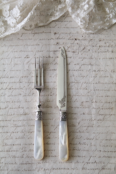 マザーオブパールハンドルデザートナイフ＆フォーク　イギリス　アンティークストリュフ