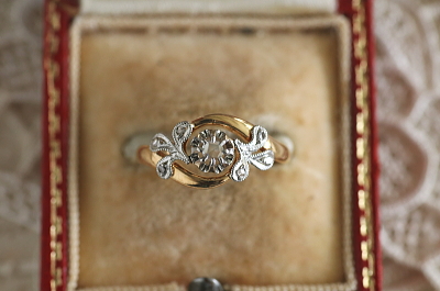 ローズカットダイヤモンドリーフ飾りリング　フランス　エンゲージリング　指輪　アンティークストリュフ