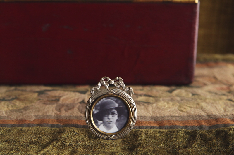 リボン飾りの小さなフォトスタンド　フランス　アンティークストリュフ