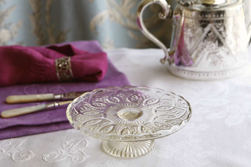 プレスガラスミニケーキスタンド　ヴィクトリアン アンティークストリュフ