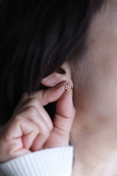 地中海珊瑚の小さな花のピアス　ヴィンテージジュエリー　アクセサリー　ヨーロッパ　アンティークストリュフ 20251219