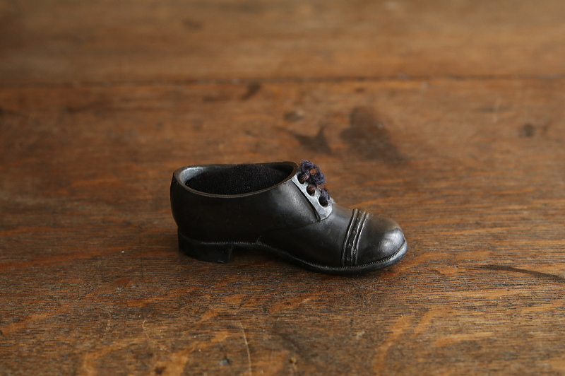 メタルシューズのピンクッション　イギリス　アンティークストリュフ