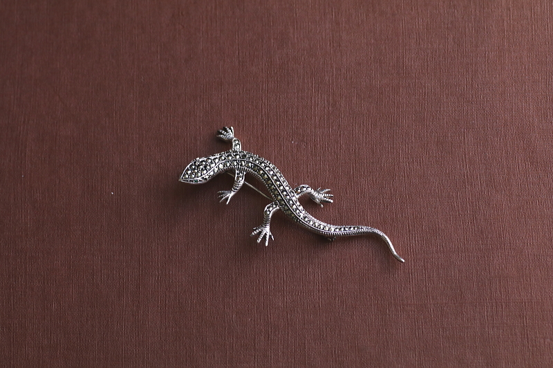 マーカサイトアンドシルバーリザードブローチ　グリーンアイズ　ヨーロッパ　アンティークストリュフ