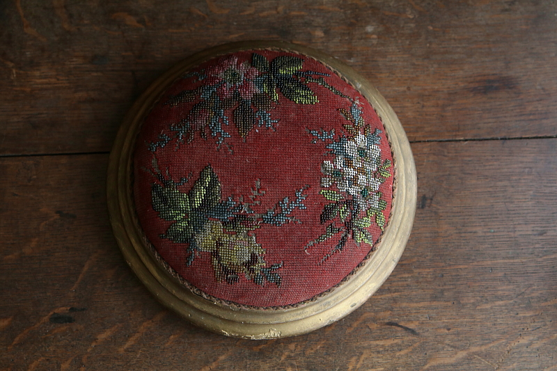 ビーズワークと刺繍のオットマン　ヴィクトリアン　イギリス　アンティークストリュフ