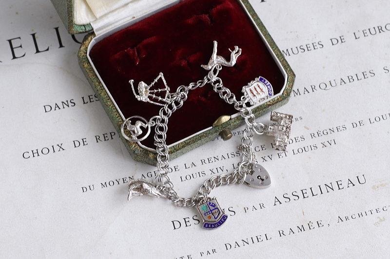 シルバーチャーム　チェーンブレスレット　紋章　イギリス　アンティークストリュフ