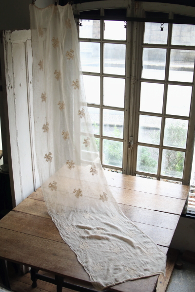 花籠の刺繍　ローンファブリック　フランス　アンティークストリュフ