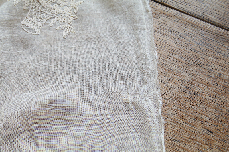 花籠の刺繍　ローンファブリック　フランス　アンティークストリュフ