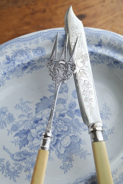 ホースシューのブレッドフォーク　フルーツ柄のケーキナイフ　イギリス　アンティークストリュフ 20250702
