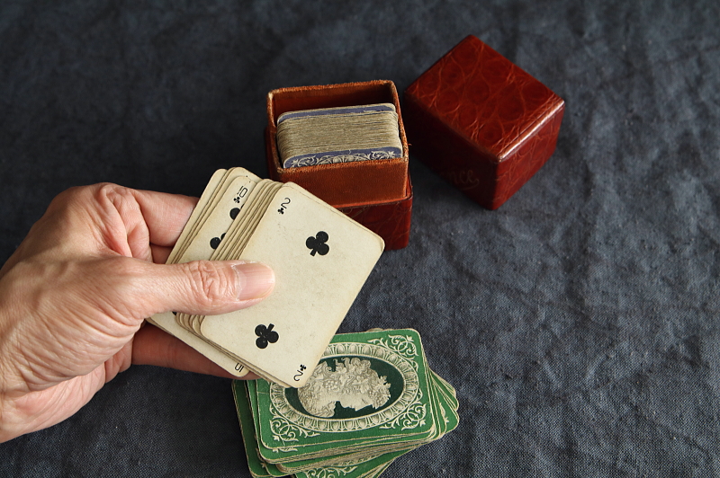 レザーケースのプレイングカード　トランプ　patience　イギリス　アンティークストリュフ