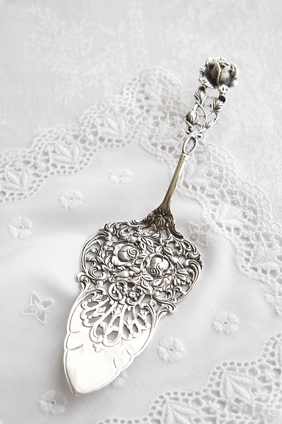 薔薇のシルバーケーキサーバー　ドイツ　アンティークストリュフ 20250820