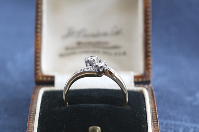 プラチナアンドゴールドダイヤモンドトワエモアリング　エンゲージ　婚約指輪　イギリス　アンティークストリュフ