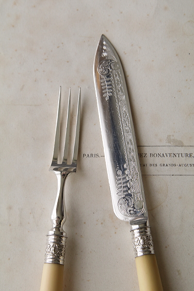 エングレービングのデザートナイフアンドフォーク　アイボリーハンドル　象牙　イギリス アンティークストリュフ