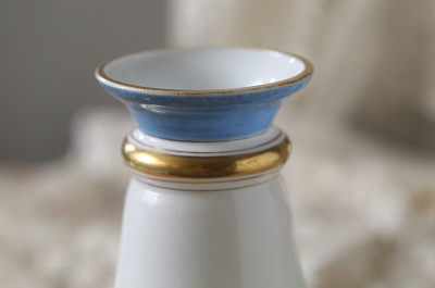 ミルクガラスのフラワーベース　マリー・アントワネット　フランス　アンティークストリュフ