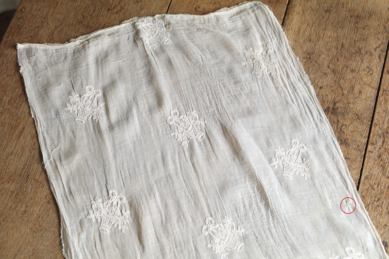 花籠の刺繍　ローンファブリック　フランス　アンティークストリュフ