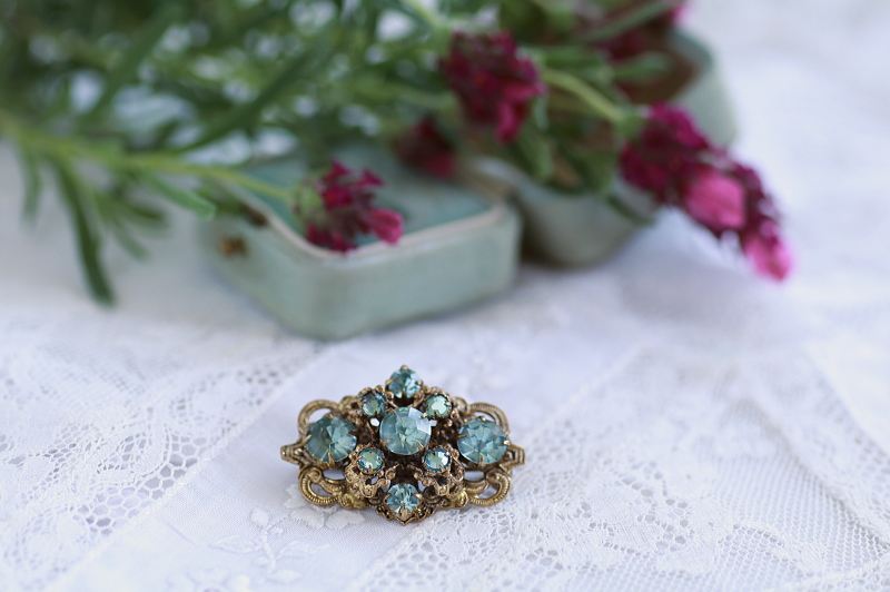 ブルーペーストブローチ　ブルージルコンガラス　チェコ　アンティークストリュフ