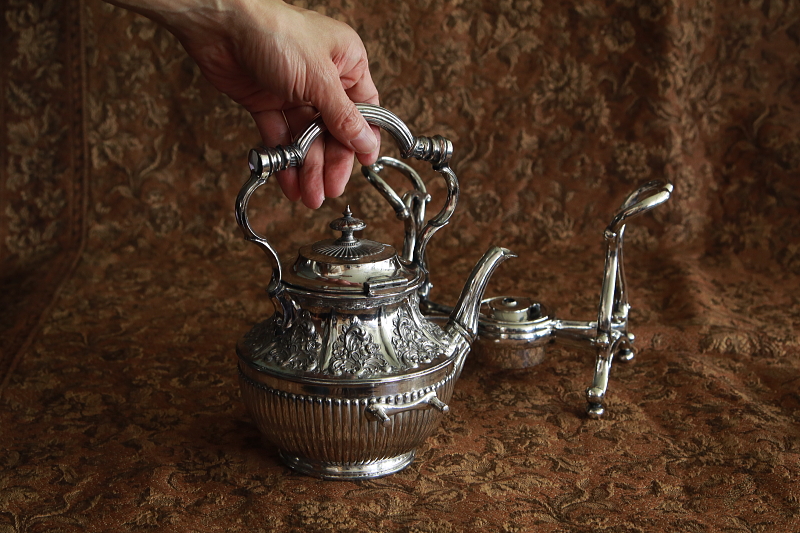 薔薇のレリーフのティーケトルアンドスタンド　philip ashberry and sons ヴィクトリアン　イギリス　アンティークストリュフ