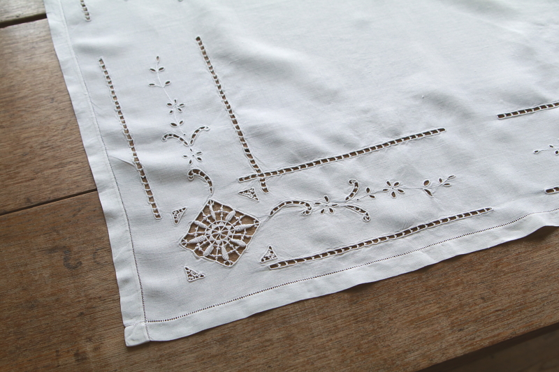 カットワークリネンスモールテーブルクロス　アンティークストリュフ