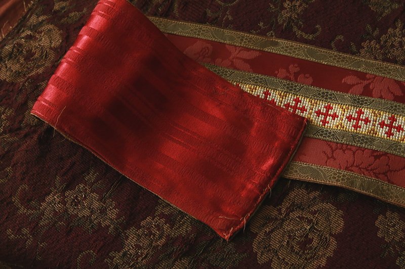 シルクダマスクとプチポワン　祭服の装飾　十字架　フランス　アンティークストリュフ