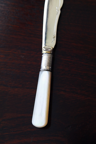 マザーオブパールハンドルバターナイフ　ティーナイフ　イギリス　アンティークストリュフ