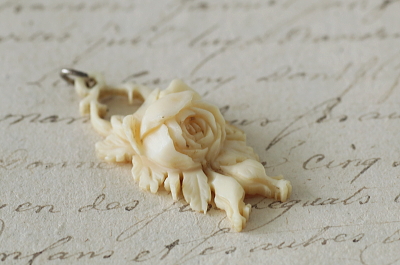 モスローズアイボリーペンダント　カーブドボーンブローチ　ヴィクトリアン　アンティークジュエリー　ヴィンテージアクセサリー　アンティークストリュフ