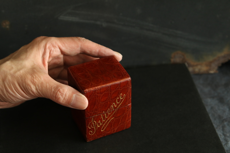 レザーケースのプレイングカード　トランプ　patience　イギリス　アンティークストリュフ