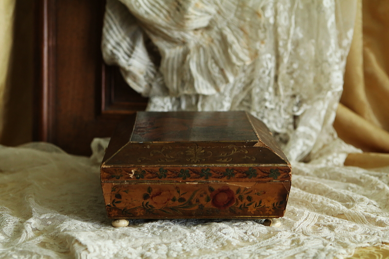 象牙の摘みの紙張りの箱　グレイハウンド　アンティークストリュフ