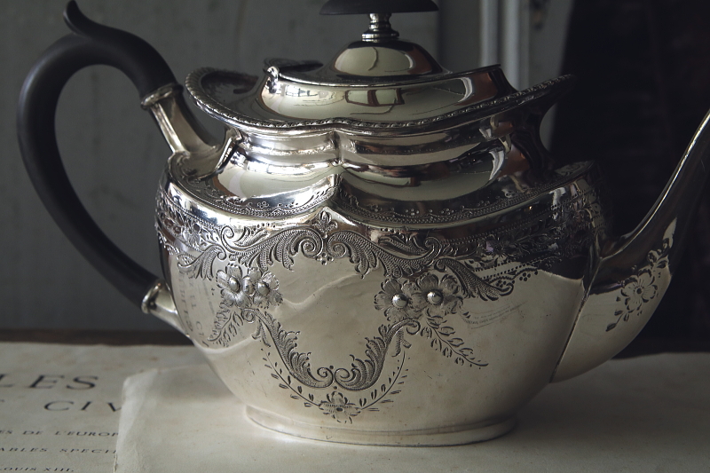 ハンドエングレーヴドシルバープレートティーポット　ヴィクトリアン　イギリス　アンティークストリュフ