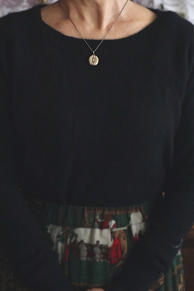 ブラックエナメル　スーベニールロケットペンダント  アンティークジュエリー　ヴィンテージアクセサリー　イギリス　フランス　ヨーロッパ　アンティークストリュフ