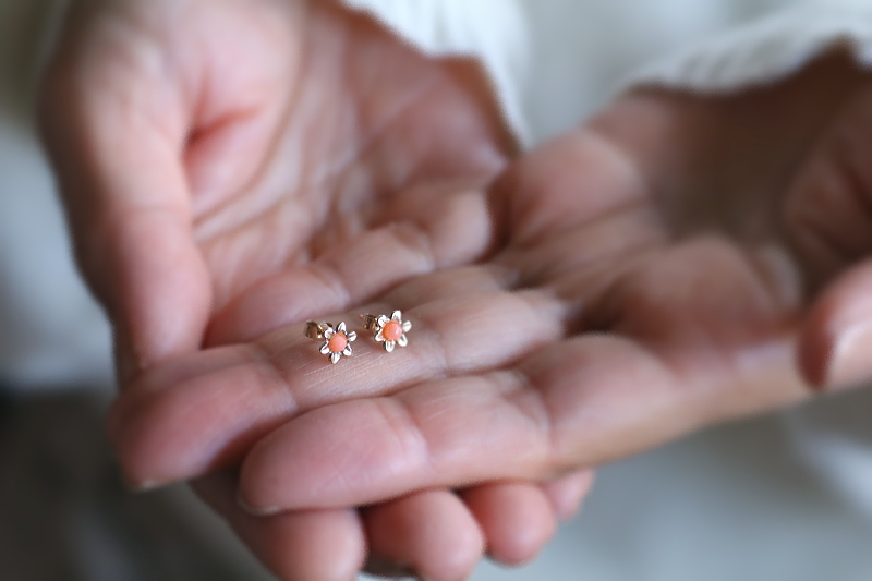 地中海珊瑚の小さな花のピアス　ヴィンテージジュエリー　アクセサリー　ヨーロッパ　アンティークストリュフ 20251219