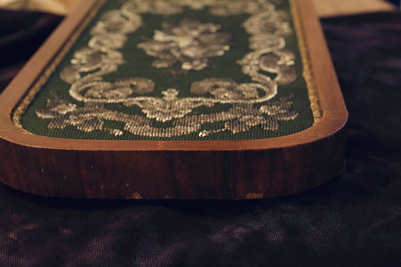 ビーズワークと刺繍の木製ステージ　フランス アンティークストリュフ