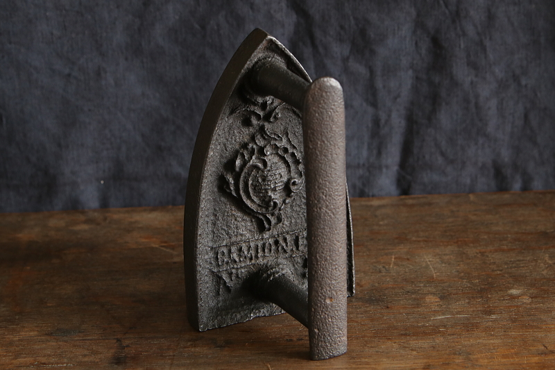 鋳鉄のフレンチアイロン　フランス アンティークストリュフ 20260109