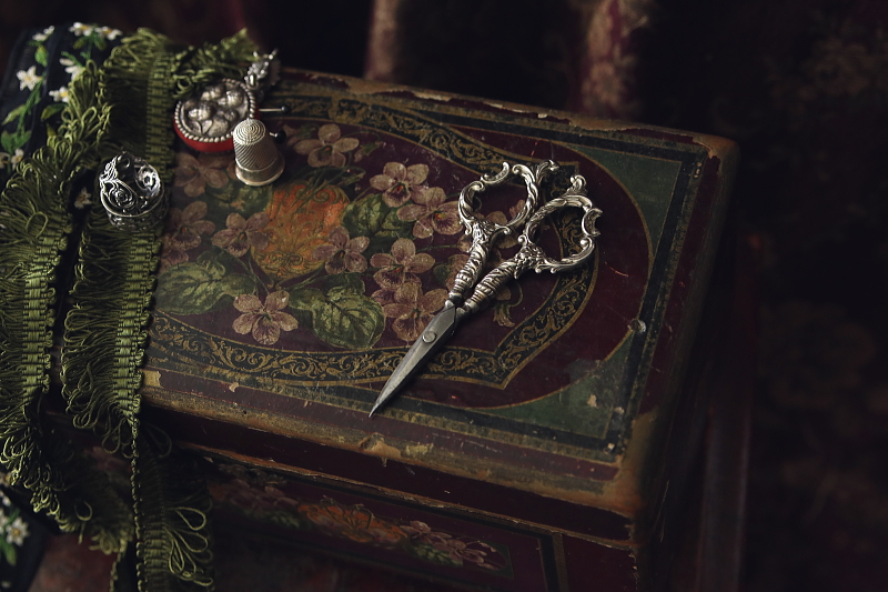 シルバーハンドルの手芸鋏　イギリス　ヴィクトリアン　アンティークストリュフ