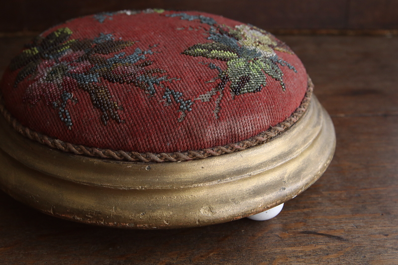 ビーズワークと刺繍のオットマン　ヴィクトリアン　イギリス　アンティークストリュフ