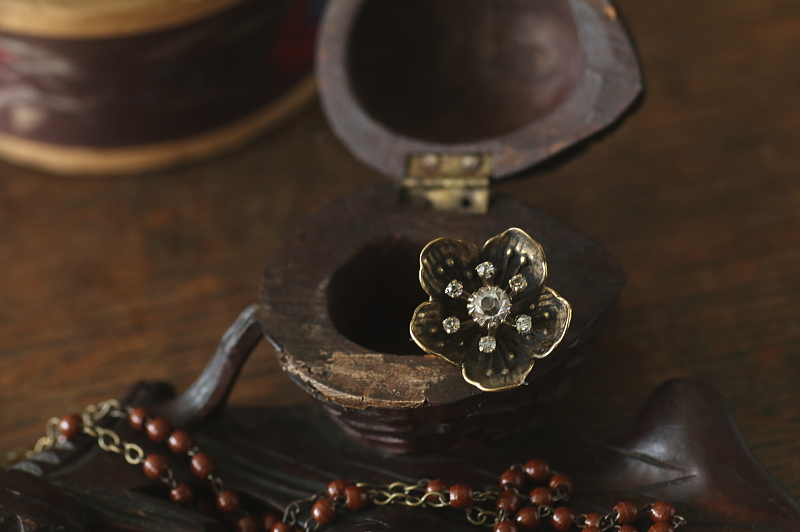 ペーストの花のブローチ　ヨーロッパ　アンティークストリュフ