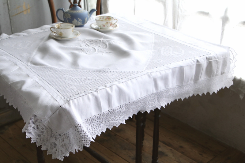 ティータイムパターン　イニシャルエンブロイダリー　リネンテーブルクロス　イギリス　アンティークストリュフ