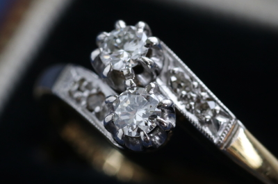 プラチナアンドゴールドダイヤモンドトワエモアリング　エンゲージ　婚約指輪　イギリス　アンティークストリュフ