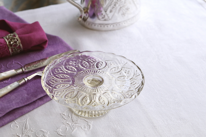 プレスガラスミニケーキスタンド　ヴィクトリアン アンティークストリュフ