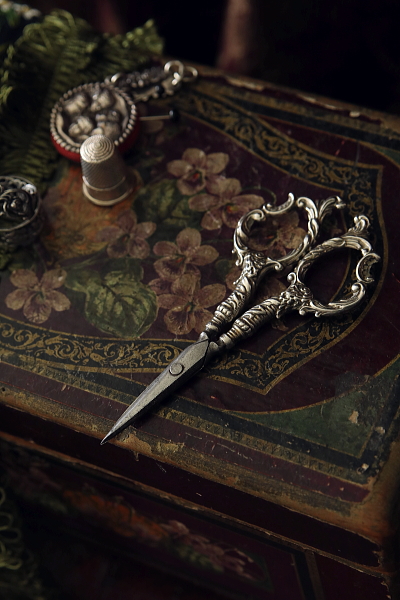 シルバーハンドルの手芸鋏　イギリス　ヴィクトリアン　アンティークストリュフ