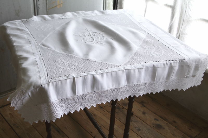 ティータイムパターン　イニシャルエンブロイダリー　リネンテーブルクロス　イギリス　アンティークストリュフ