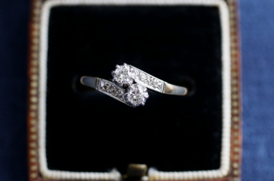 プラチナアンドゴールドダイヤモンドトワエモアリング　エンゲージ　婚約指輪　イギリス　アンティークストリュフ