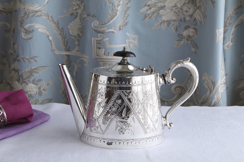 花のエングレービングのティーポット　ヴィクトリアン　イギリス アンティークストリュフ