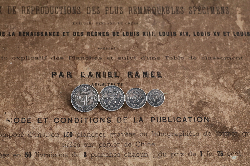 ヴィクトリア女王　モーンディマネーブローチ　イギリス アンティークストリュフ